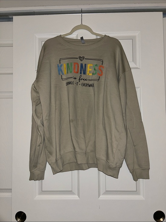 Teeland Other - Elan Cream Crewneck Sweatshirt with Multicolor KINDNESS Graphic
